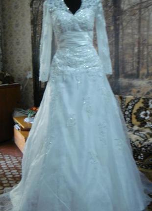 Свадебное платье с  рукавчиком и шлейфом.5 фото