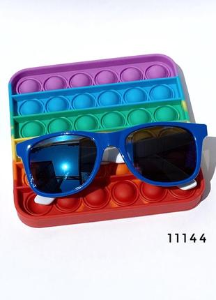 Дитячі сонцезахисні окуляри у синій оправі з білими дужками + pop it в подарунок к. 111442 фото