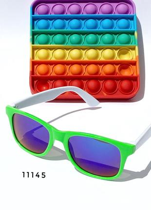 Дитячі сонцезахисні окуляри у зеленій оправі з білими дужками + pop it в подарунок к. 111452 фото