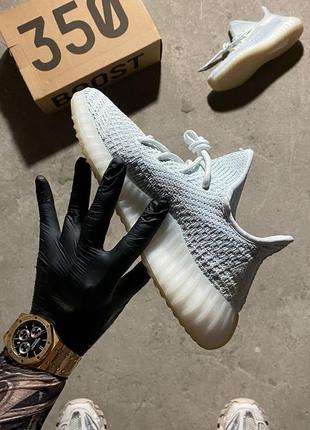 Женские кроссовки adidas yeezy boost 350 v2 cloud white reflective,
кроссовки адидас изи буст 350 полностью рефлективные белое облако8 фото