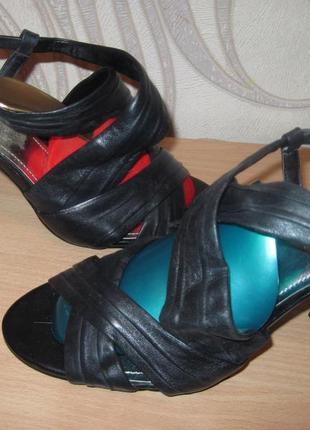 Продам шкіряні босоніжки фірми bcbg 39 розміру .