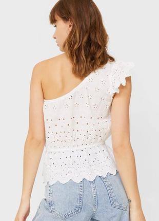 Асимметричный кружевной топ блуза на одно плечо с ажурной вышивкой3 фото