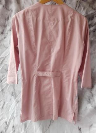 Рожевий медичний халат з кишенями і рукавами 3/42 фото