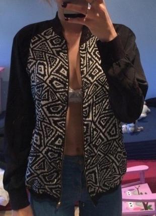 Шовковий сатиновий бомбер світшот кардиган на блискавці miso абстратний принт чб