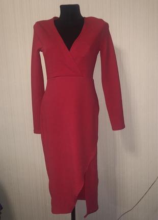 Червоне плаття міді з розрізом