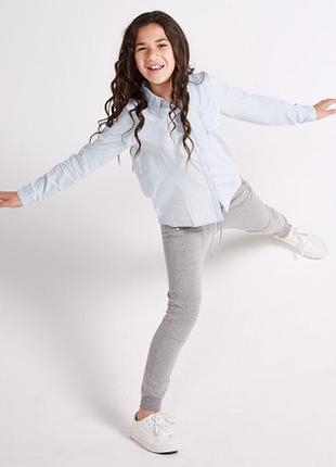 Сорочка блакитного кольору.