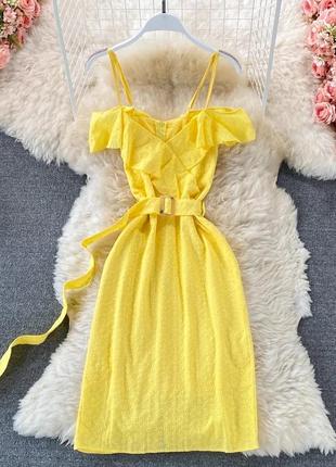 Женское желтое платье из прошвы