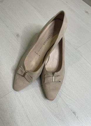 Замшевые туфли, бежевые аккуратные лодочки большого размера