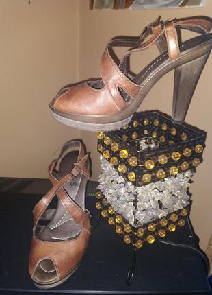 Стильні шкіряні босоніжки на туфельки португалія