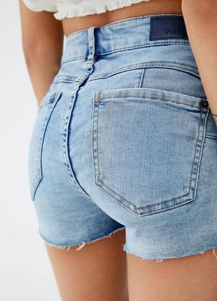 Шорты джинсовые облегающего кроя с необработанным швом pull & bear4 фото