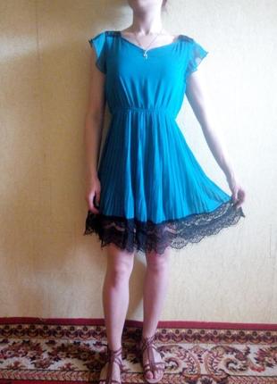 Легкое голубое шифоновое платье с кружевом4 фото