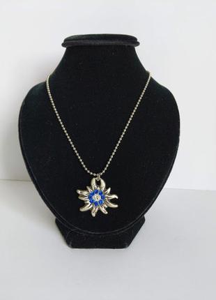 Красивая и оригинальная  подвеска, на цепочке.