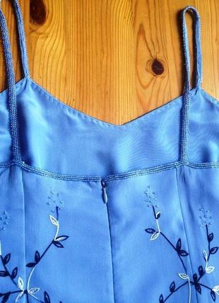 Нежное голубое английское платье-футляр на бретелях с бисером3 фото