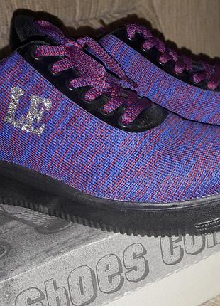 Стильні яскраві жіночі кросівки