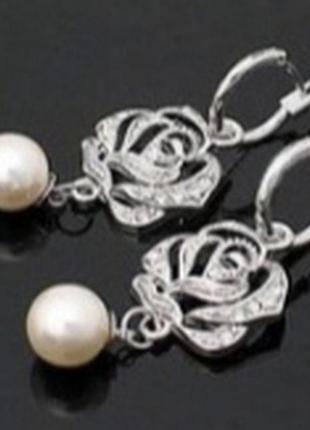 Сережки - кільця з подеской трояндою з кристалами і перлиною.