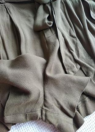 Легкие шорты из складками и поясом8 фото
