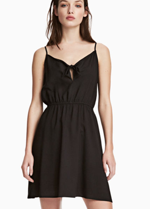 Черное платье с завязкой на груди от h&m