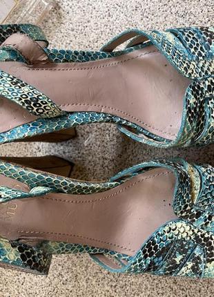 Босоножки кожа каблук и платформа кожа змея vince camuto +серьги в подарок.4 фото