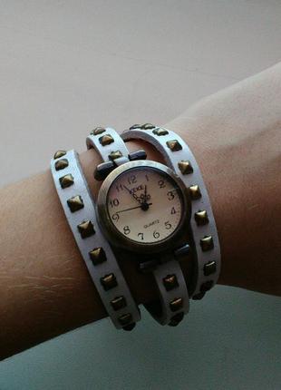Часы-браслет с кожаным ремешком1 фото