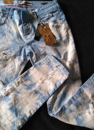 Новые стильные джинсы maison scotch с дырками голубые небо