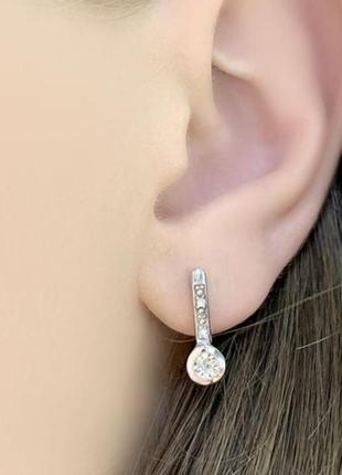 Серебряные серьги с бриллиантом