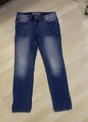 Джинсы next