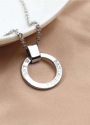 Сріблястий кулон з написом гравіювання і цепочка ланцюжок