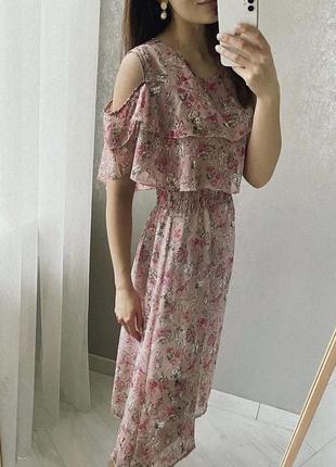 Милое шифоновое платье в цветок с открытыми плечами1 фото