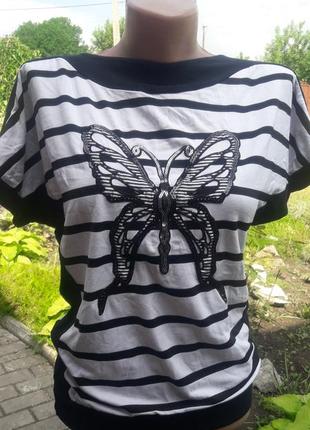 Симпатичная футболка с бабочкой