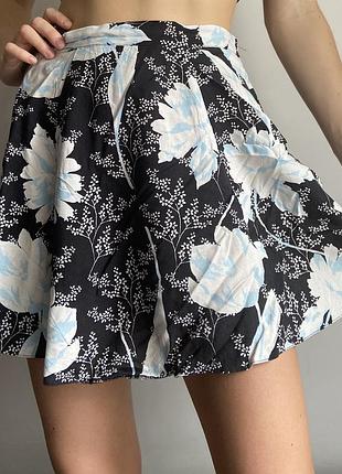 Легка коротка спідниця