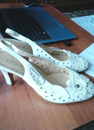 Белые босоножки