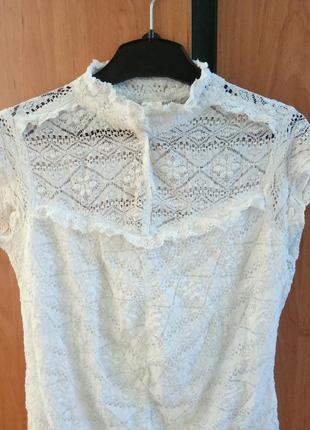 Жіноча біла літня блузка з рюшкою на короткий рукав мереживна ажурна блуза літо ажур комірець стійка4 фото