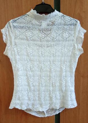 Жіноча біла літня блузка з рюшкою на короткий рукав мереживна ажурна блуза літо ажур комірець стійка5 фото