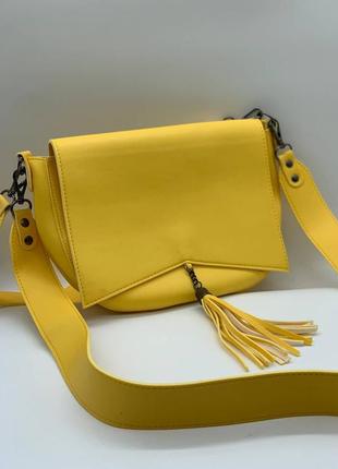 Желтая женская сумка желтого цвета с длинными ручками через плечо одно отделение, два ремешка