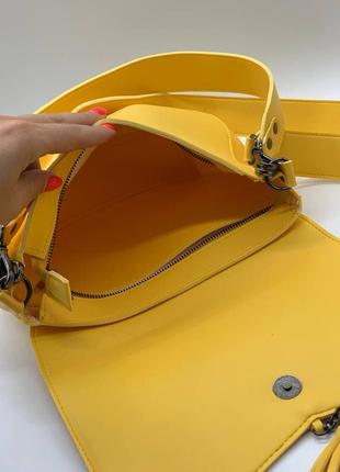 Желтая женская сумка желтого цвета с длинными ручками через плечо одно отделение, два ремешка3 фото