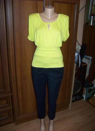 Стильная неоново желтая блузка на патенте с оригинальными рукавами2 фото