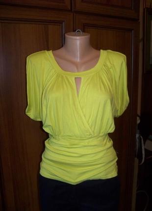 Стильная неоново желтая блузка на патенте с оригинальными рукавами