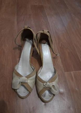 Босоніжки шкіряні , оливкового кольору з напиленням золота. раз: 38 1/2