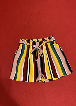 Стильные шорты в новом состоянии