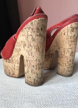 Красные замшевые босоножки на танкетке пробка casadei3 фото