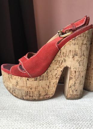 Красные замшевые босоножки на танкетке пробка casadei2 фото