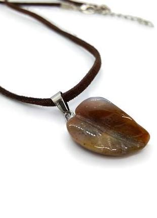 🌱🦔 кулон на замшевом шнурке "листик" натуральный камень коричневый агат резьба по камню1 фото