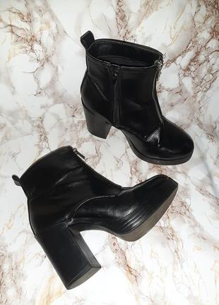 Чёрные деми ботиночки на толстом каблуке и толстой подошве с декоративной молнией впереди2 фото