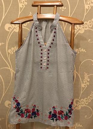 Очень красивая и стильная брендовая блузка с цветочной аппликацией...100 % коттон 20.