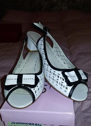 Удобные,мягкие, кожаные босоножки