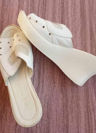 Шльопанці з натуральної шкіри