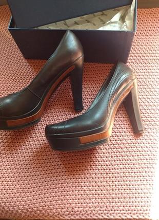 Туфли на высоком каблуке.