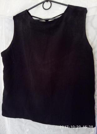 Шелковистая блуза глубокого черного цвета с красивой ажурной вставкой.