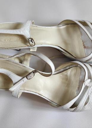 Белые кожаные босоножки на каблуке2 фото