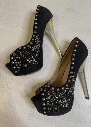 Черно золотые туфли со стразами и шипами4 фото